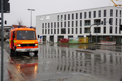 Kirchheim: PKW uebersieht Verkehrsinsel und ueberfaehrt Verkehrsschild